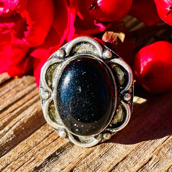 Black Stone and Silver Ring, Size 7 1/2 - Picture 4 of 10